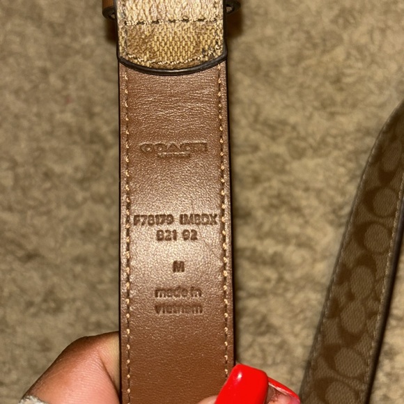 Medium Sized Signature Look Coach Belt - Picture 2 of 3